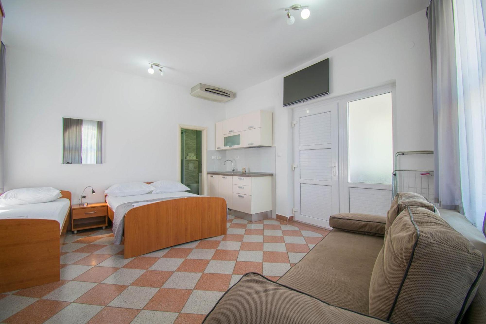 Villa Kameni Dvori Baska Voda Bilik gambar